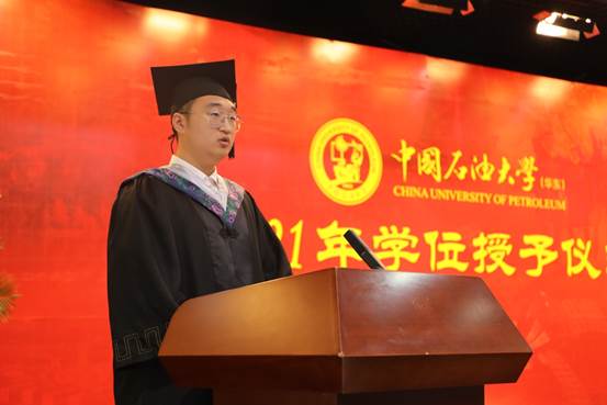 人站在电视前

描述已自动生成