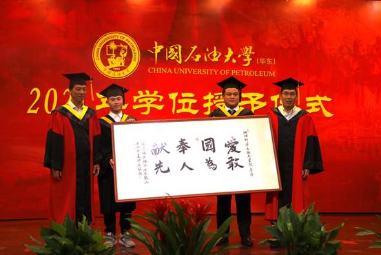 墙上贴着许多海报

描述已自动生成